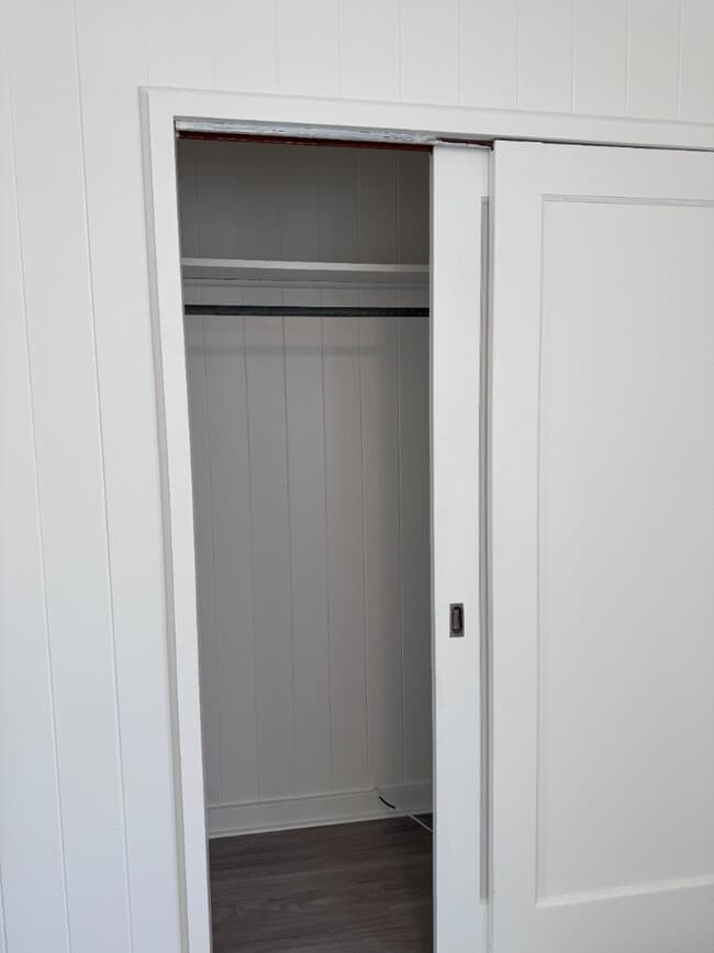 Building Photo - 2 Bed/1 Bath/ 1 Parking w/ Split A/C unit