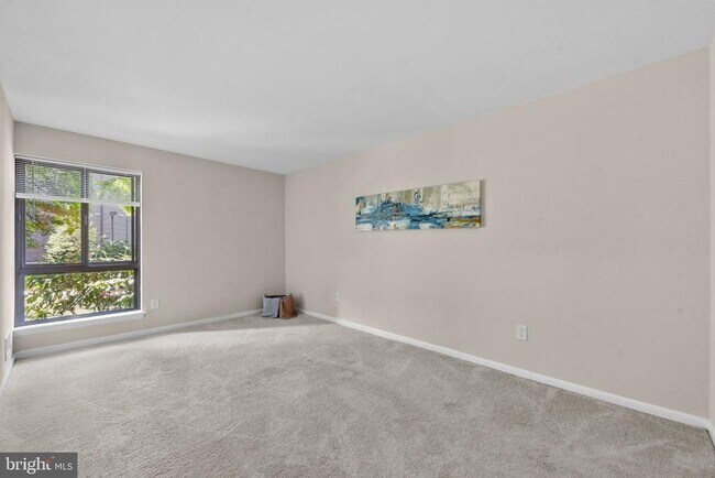 Building Photo - 11240 Chestnut Grove Square
