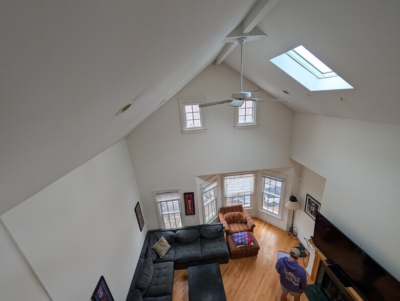 Building Photo - 1655 W Wrightwood Ave