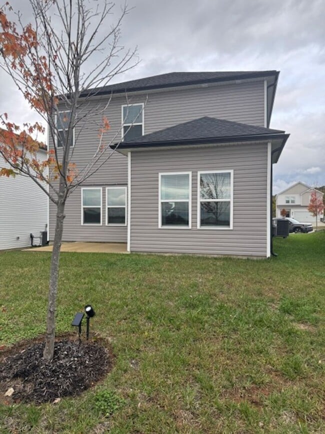 Building Photo - Beautiful newer home with 3 bedrooms, 2.5 ...