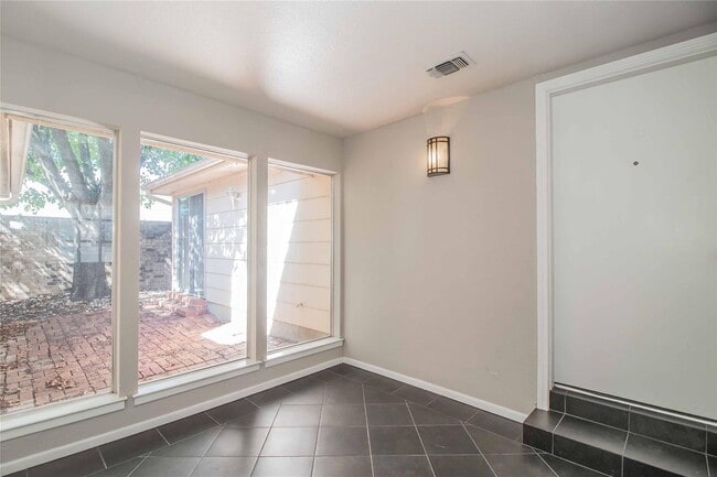Building Photo - Amazing 2 Bed, 1.5 Bath- Half of Duplex Av...
