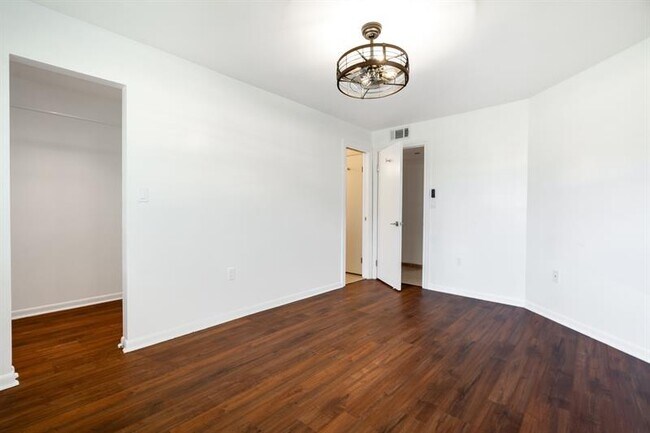 Building Photo - 927 NE 199th St