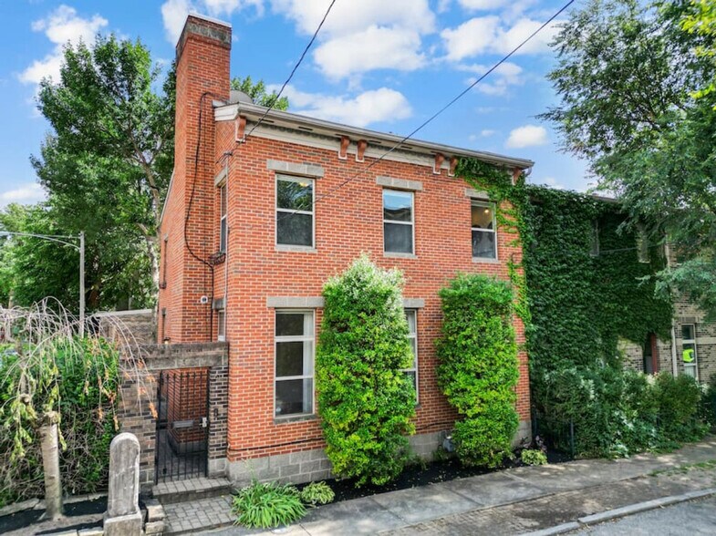 Building Photo - 411 Chestnut St