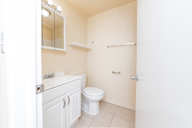 Building Photo - 820 N Milwaukee Ave