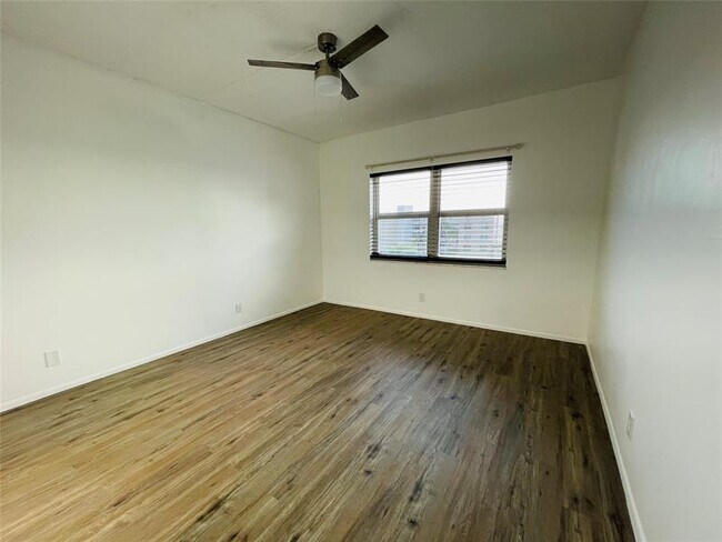 Building Photo - 400 N Riverside Dr