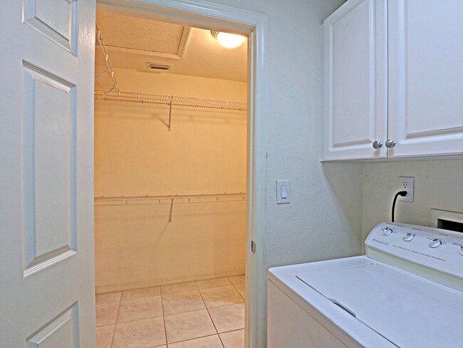 Building Photo - 5264 Cedarbend Dr