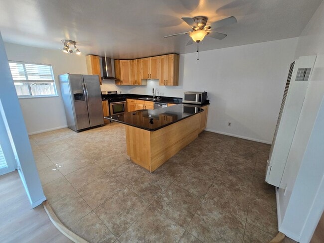 Building Photo - Pacific Beach 2-br House + Garage