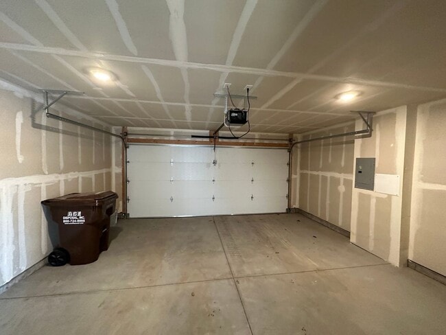Building Photo - Charming 2BR Townhome in Centerville