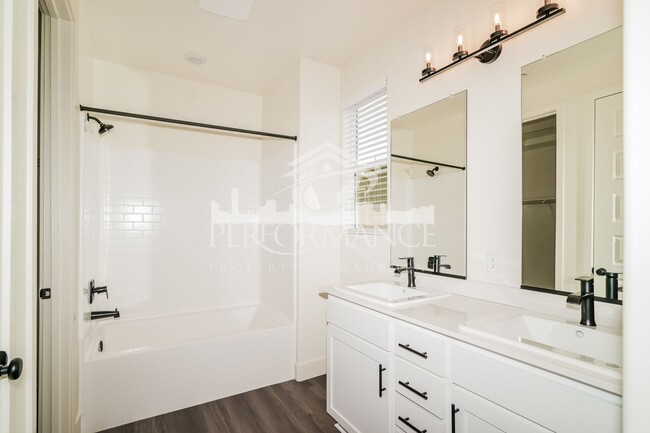 Building Photo - Stunning 4 Bed/3 Bath SW Bakersfield Home ...