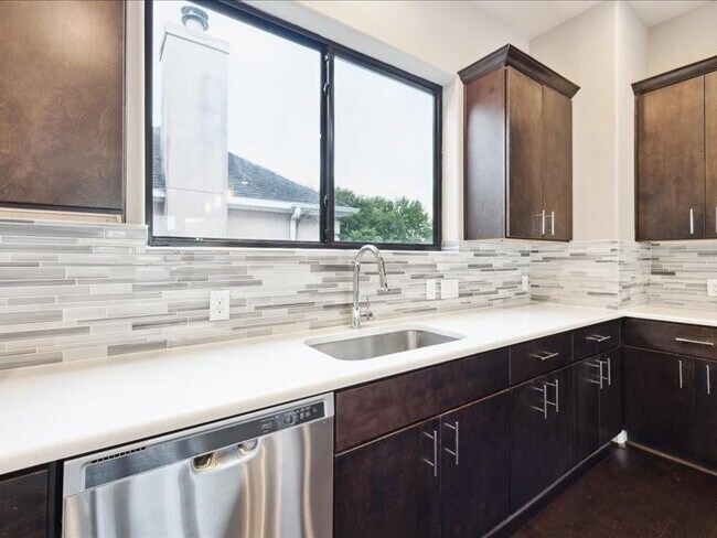 Building Photo - 3212 N MacGregor Way