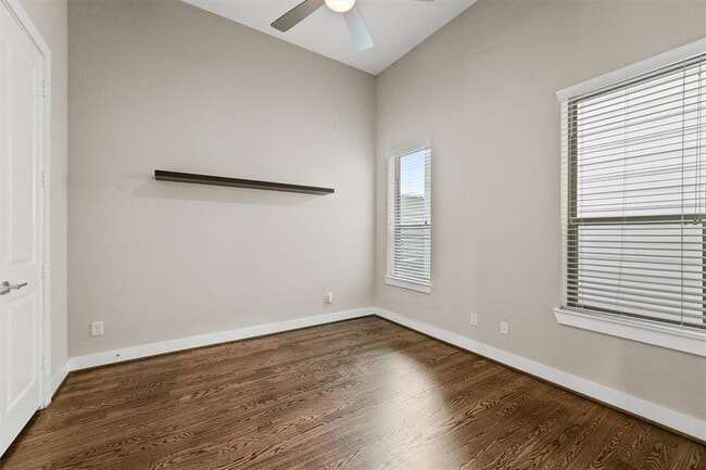 Building Photo - 5815 E Post Oak Ln
