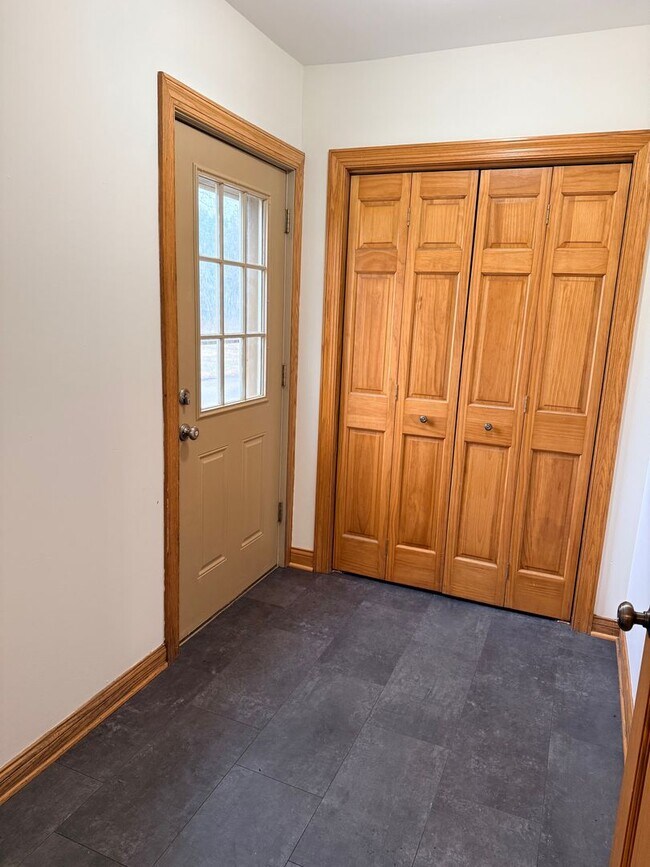 Building Photo - 2 Bedroom, 1.5 Bath Farm HOUSE, LARGE Yard, 2.5 Car Garage! UPDATES!