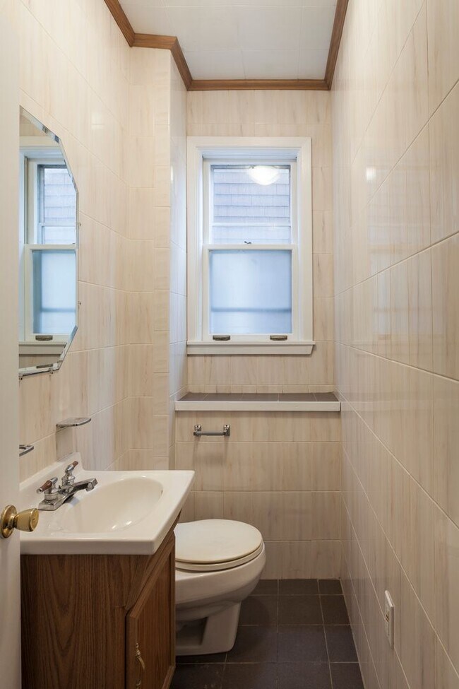 Building Photo - 9/1 No Fee! Two-level 5BR/3BA near Porter Sq!