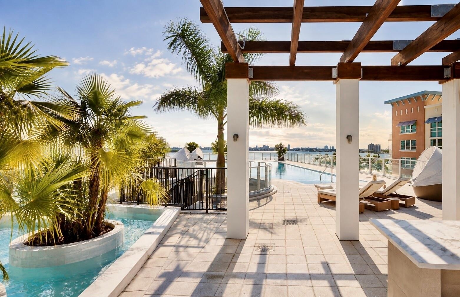 Building Photo - 2020 N Bayshore Dr