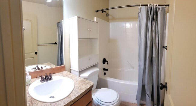 Building Photo - 3 bed, 2.5 bath townhome w/attached 2 car ...
