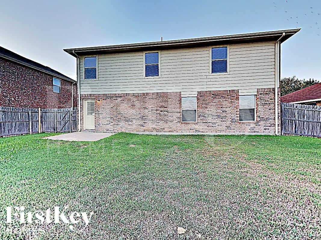 Building Photo - 2801 Spencer Cir