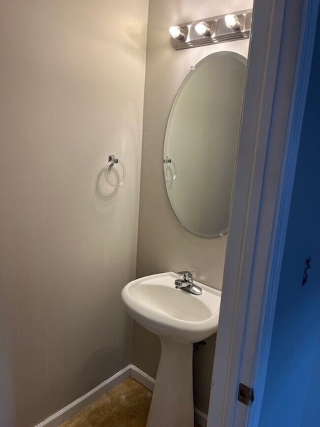 Building Photo - Spacious 2 Bed, 2.5 Bath Townhome in Peace...