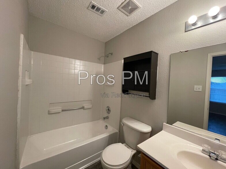 Building Photo - 5013 Waterford Dr