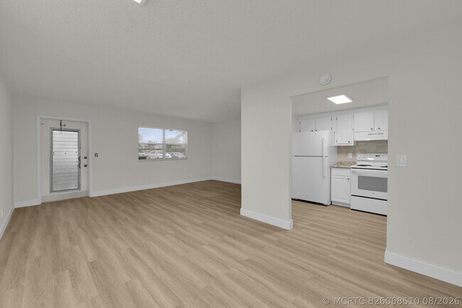 Building Photo - 146 Saxony D
