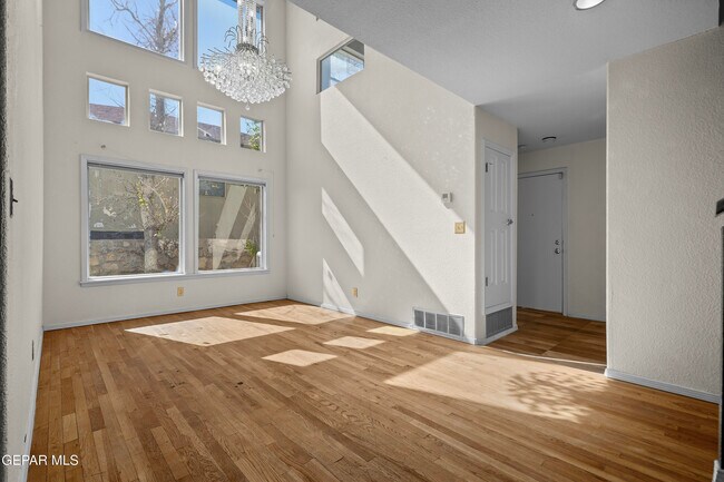 Building Photo - 624 Skydale Dr