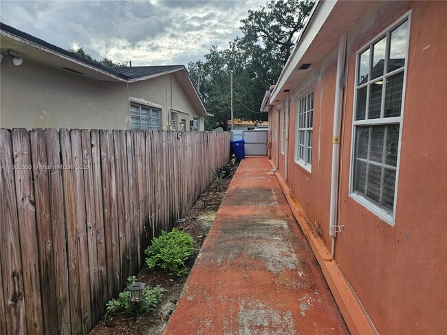 Building Photo - 651 SW 66th Ave