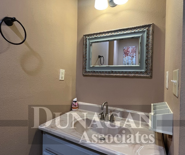Building Photo - 1 Bedroom, 1 Bath apartment
