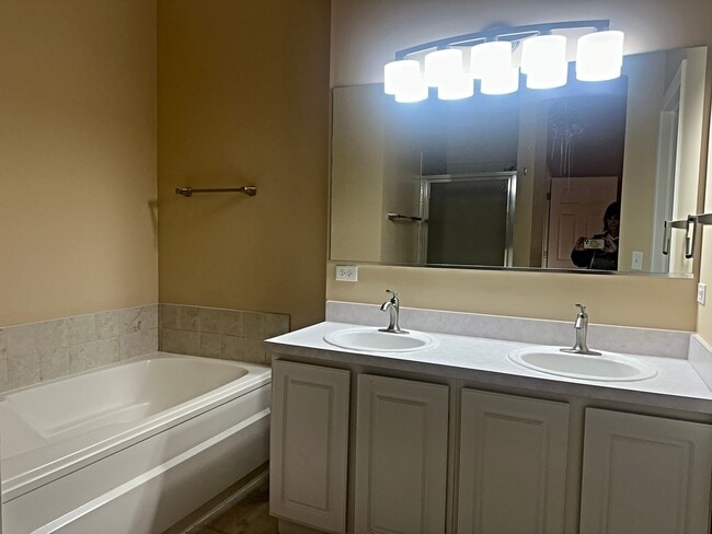 Building Photo - 2449 Stonegate Rd