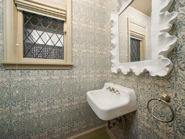 Building Photo - Gorgeous Victorian Home Ready to Rent! Hug...