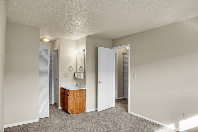 Building Photo - $1,245.95 - 2 Bed, 1 Bath Apartment in Co Springs with Pool and Clubhouse Access!