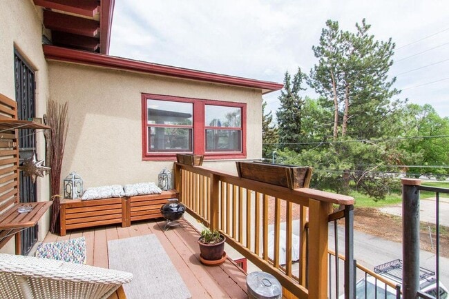 Building Photo - Beautifully updated condo minutes from dow...