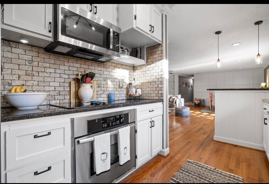 Building Photo - 1627 Fernwood Cir