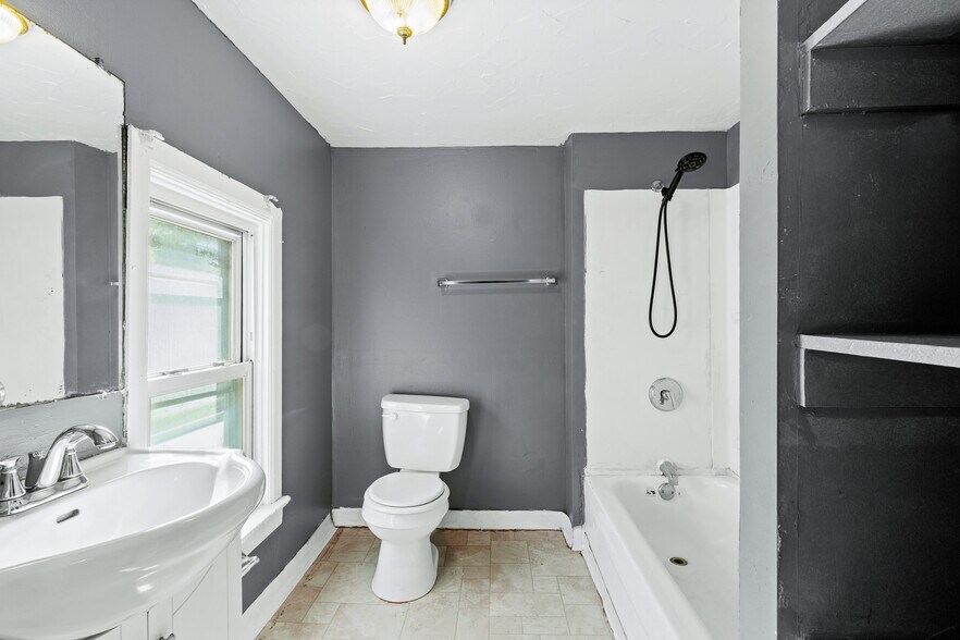 Building Photo - 977 E 17th Ave