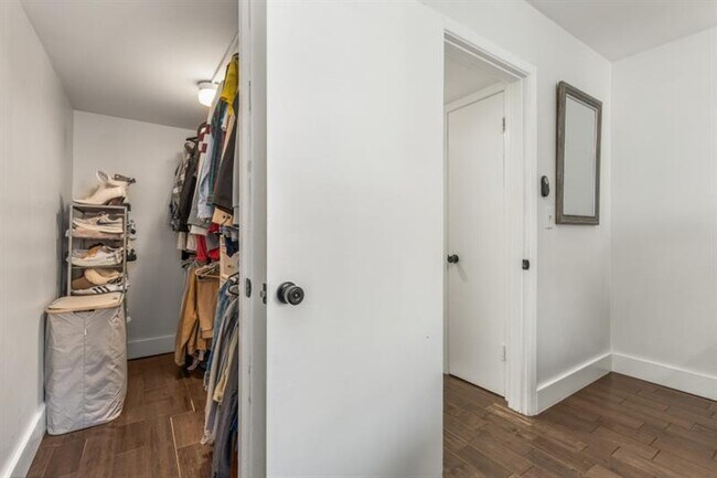 Building Photo - 100 Biscayne Dr NW