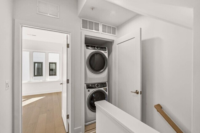 Building Photo - Bloomingdale Townhome | 3 Bed + Den | 3.5 Bath | 1,800 Sf | Large Private Rooftop Deck & Balcony ...