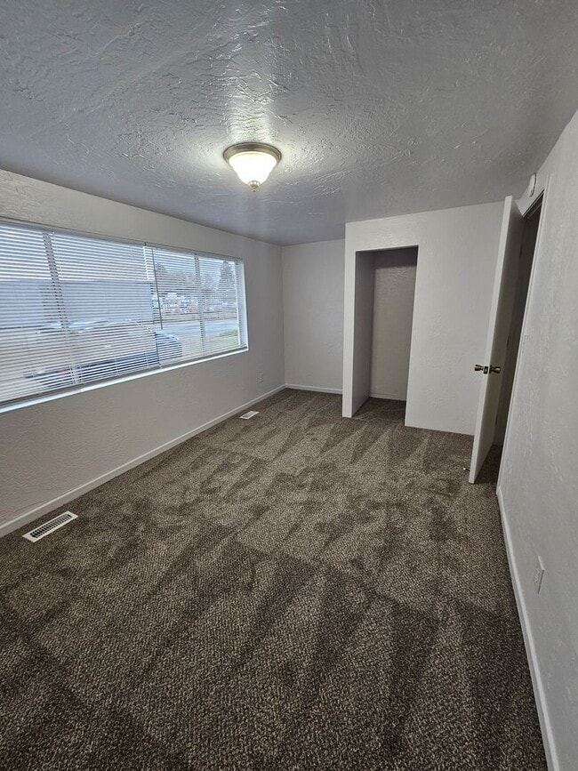 Building Photo - Almost 1300 sqft of Living Space with Plenty of Parking