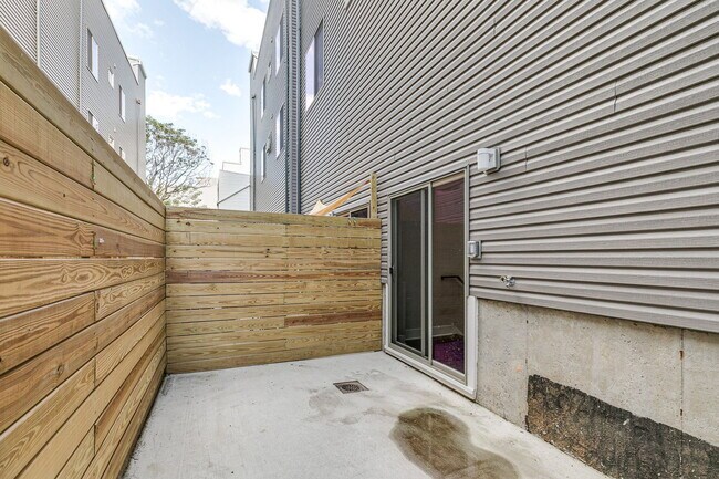 Building Photo - 2630 Annin St
