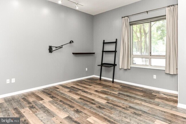 Building Photo - 355 I St SW