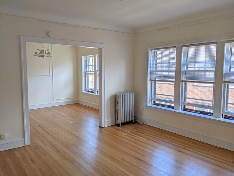 Building Photo - 731 Hinman Ave