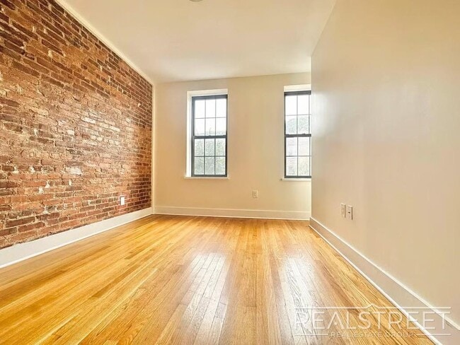 Building Photo - STUNNING 4 BEDROOM IN BRIGHT APARTMENT!