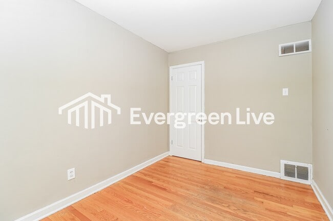 Building Photo - 230 W St Anthony Ln