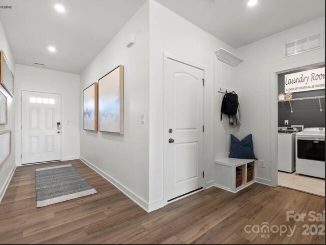 Building Photo - Stunning 5-Bed, 3-Bath Home in Desirable B...