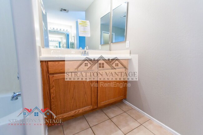 Building Photo - 10013 E Impala Ave