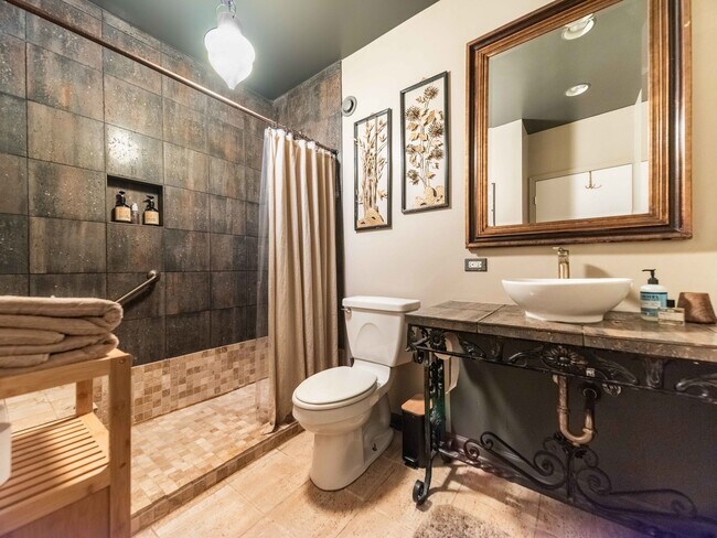 Building Photo - 600 S Dearborn St