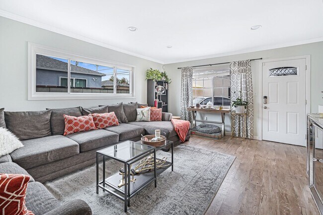Building Photo - A beautiful  home in North Hollywood is no...