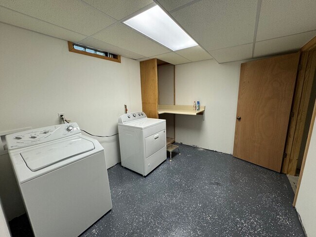 Building Photo - 3 bedroom 2 bath home with a bonus room in Davenport