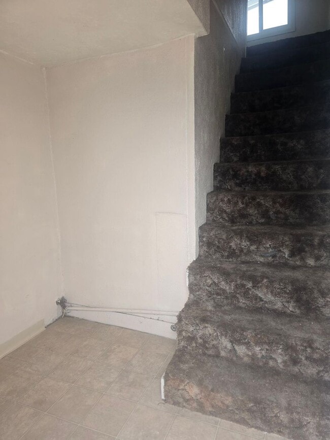 Building Photo - 2 bed 1 bath Recently Remodeled