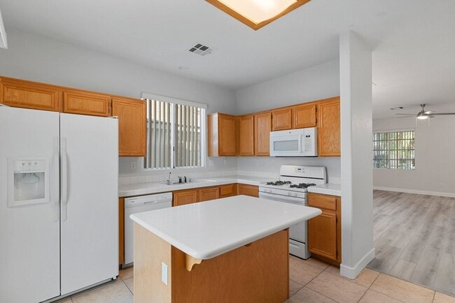 Building Photo - VERY CUTE 2 BEDROOM, SINGLE STORY HOME IN "GREEN VALLEY RANCH!!"