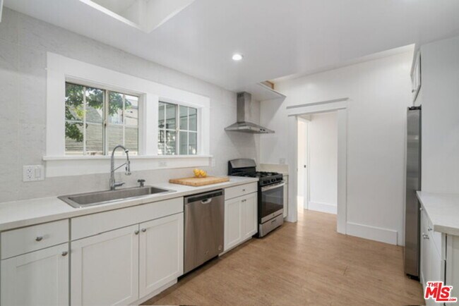 Building Photo - 1157 Irolo St