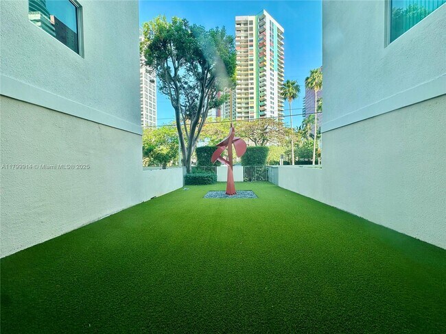 Building Photo - 1550 Brickell Ave