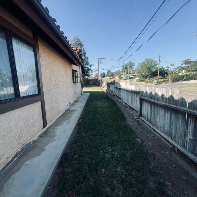Building Photo - Single-level 4-Bedroom home on a large cor...